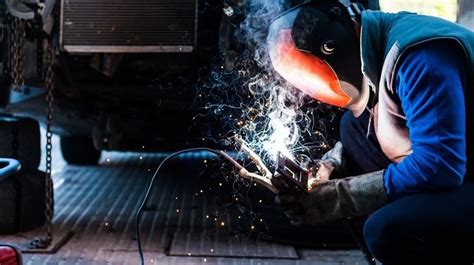 cosas innecesarias en un taller metalmecanico|Prevención de riesgos en talleres mecánicos.